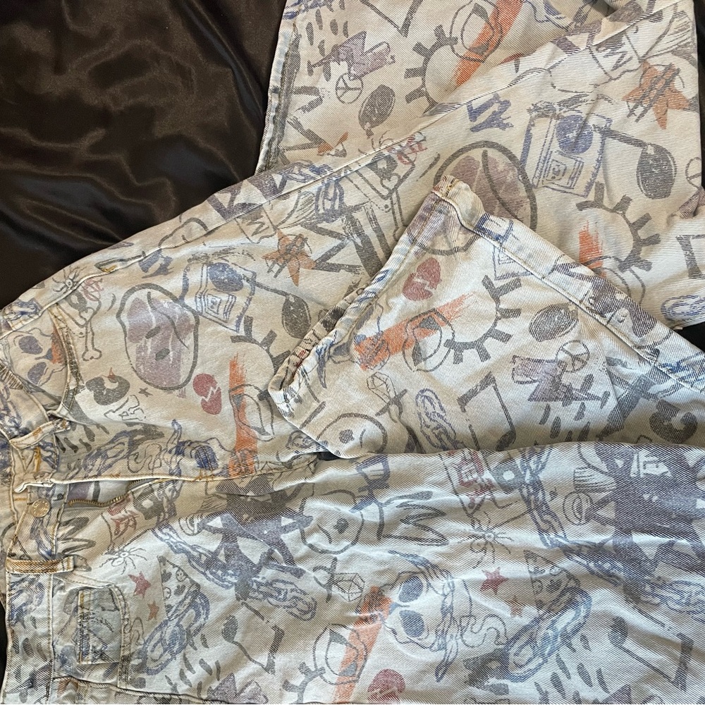 Graphic baggy jeans